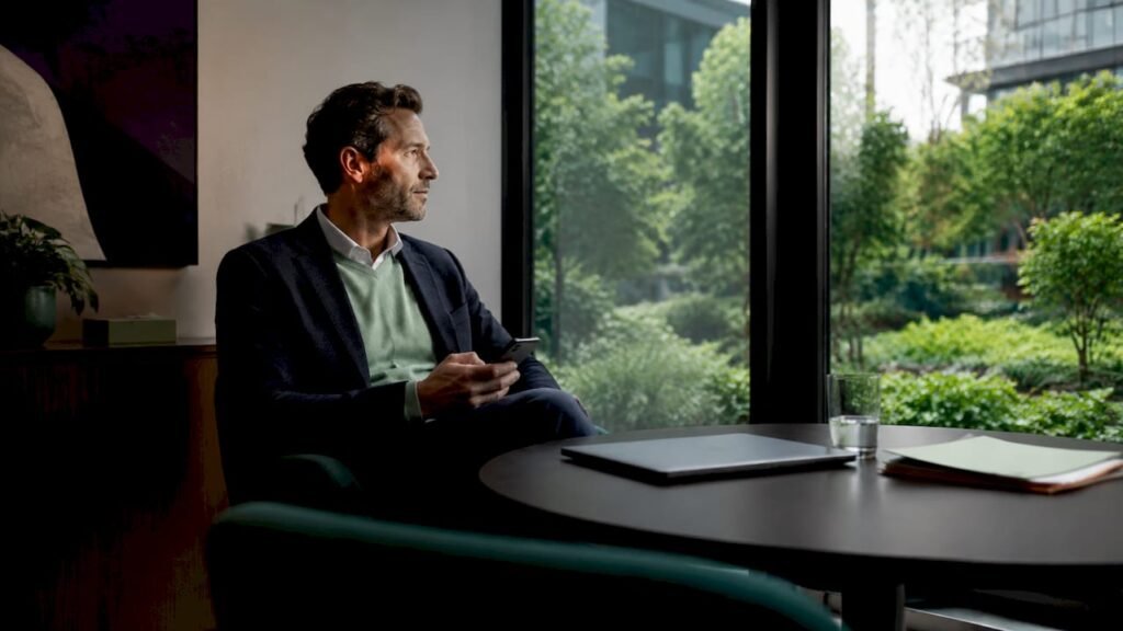 Manager bekijkt AI-feedback op zijn mobiel