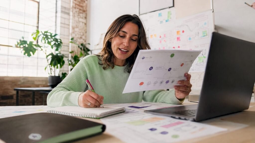 Een marketingspecialist die de klantreis grondig onder de loep neemt en de bijbehorende documenten analyseert.